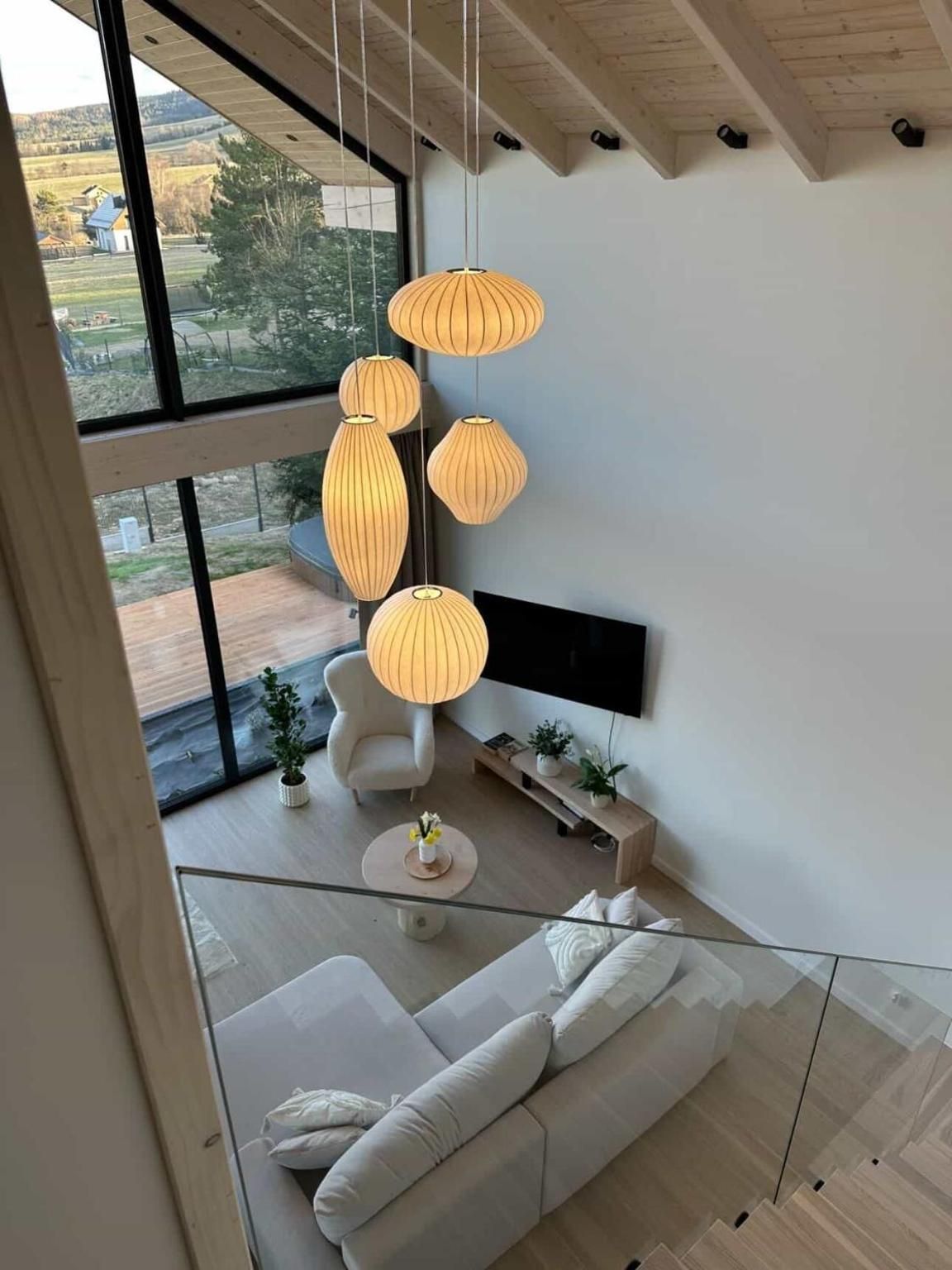 Jasny salon z papierowymi lampionami widziany z antresoli